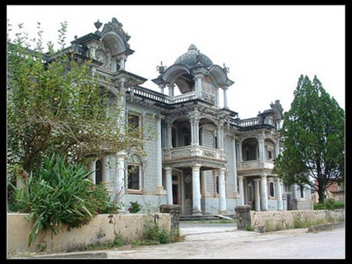 西面毗邻梅江区及紧接梅州市东升工业园区,东北部与丙村镇接攘,东南部