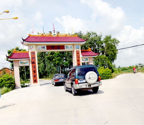 工业重点镇,又是全国500个小城镇建设规划试点镇之一,地处坡头区东北